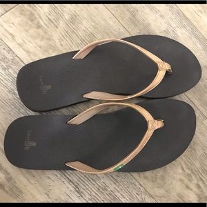 Sanuk Yoga Joy Metallic flip flops sz 8 gold